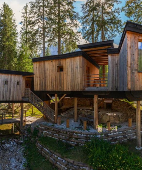 <p>Un modo esclusivo di godersi una vacanza in una casa sull'albero &egrave; offerto dalla casa sull&rsquo;Albero Trend all&rsquo;interno del Caravan Park Sexten in Alto Adige, immerso nel bosco con vista spettacolare sulla Meridiana di Sesto. Si tratta di un rifugio decisamente insolito con un lussuoso soggiorno di 35 m&sup2;, isolato a 3,5 m di altezza dal suolo grazie alle strutture in legno, realizzate secondo i moderni concetti della bioarchitettura. &nbsp;Con camera da letto, soggiorno con divano, vasca idromassaggio, sauna privata, bagno con doccia, WC, phon, cassaforte e Flat Screen TV.</p>
