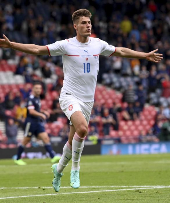 <p>Alla Roma l&rsquo;attaccante ceco ha fallito. In Germania ha rilanciato la sua carriera e a Euro 2020 ha pure segnato da centrocampo. Torna in&nbsp;Italia, Patrik Schick, tu e la tua mandibola.<br />
&nbsp;</p>
