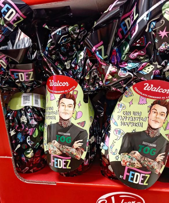 <p>Sempre fatto di cioccolato al latte, &egrave; realizzato in collaborazione con Walcor. Sfondo nero e icone colorate, due formati - 150 grammi e 280 grammi - con all'interno tante sorprese per lo smartphone: tutto pensato per rispecchiare il mood dei fan del rapper. Fedez ha scelto di destinare il ricavato delle vendite a Tog, associazione specializzata nella riabilitazione dei bambini affetti da malattie neurologiche complesse.</p>
