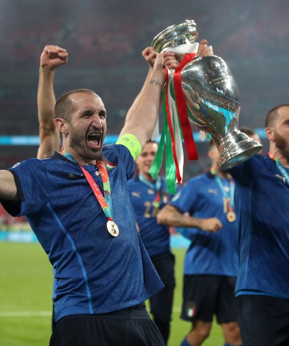 <p>Bonucci-Chiellini, la coppia (difensiva) pi&ugrave; bella del mondo. E non dal 2021... Il primo ha segnato ed &egrave; stato eletto miglior giocatore della finale, il secondo ha alzato da capitano la coppa senza far veder palla a Harry Kane nei 120 (pi&ugrave; recupero) di gioco.&nbsp;</p>
