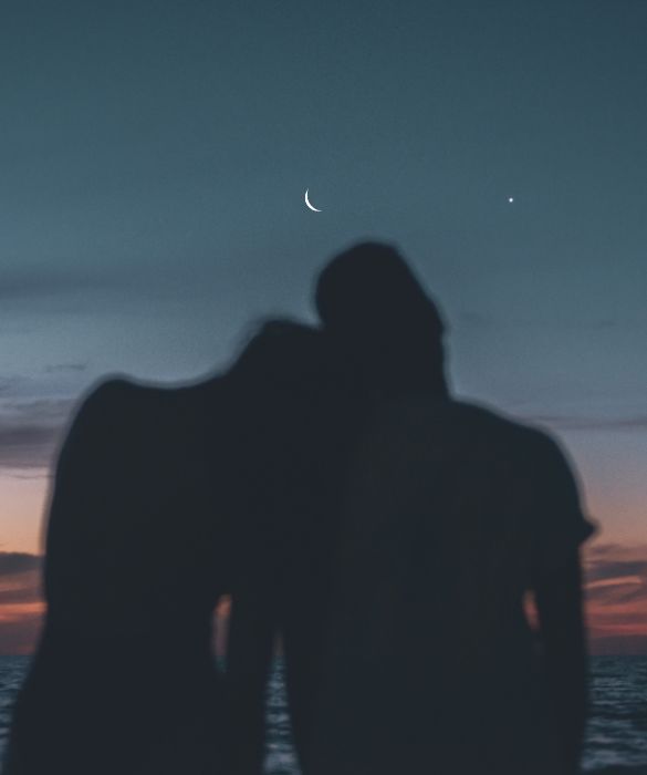 <p>Estate, odore di salsedine e di riposo, la magia dell'abbronzatura appena conquistata e i flirt che nascono in riva al mare. Ecco&nbsp;10 canzoni sugli amori estivi!</p>

