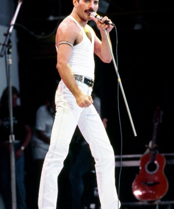 <p>A met&agrave; Anni &lsquo;80 <strong>Freddie Mercury </strong>organizz&ograve; party di compleanno diventati leggendari. La festa del 41esimo, celebrata nel 1987 al <strong>Pike&rsquo;s Hotel di Ibiza</strong> &egrave; passata alla storia, ma scegliamo quella di due anni prima, che si svolse a<strong> Monaco di Baviera</strong>: il dress code prevedeva bianco e nero, uomini vestiti da donna e viceversa, immancabili i nani con i vassoi di cocaina per gli invitati. Per la cronaca, il party divenne il soggetto principale per il video musicale di <strong><em>Living On My Own</em></strong>.</p>
