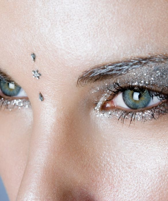 <p>Che passione il glitter! E' perfetto per donare luce allo sguardo, creando giochi cangianti e bellissimi da vedere! Foto &copy; rilueda / 123rf</p>
