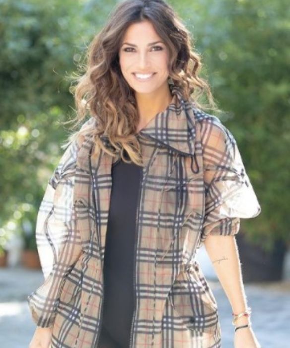 <p>Avendo avuto una relazione con Carlo Conti, la ex professoressa de L&rsquo;Eredit&agrave; Roberta Morise ha tutto il know how per tornare dall&rsquo;Honduras con un&rsquo;abbronzatura invidiabile.</p>
<p>&nbsp;</p>
