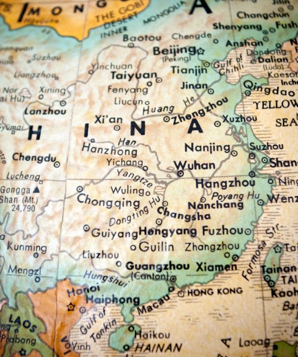 <p>Sin dall'inizio della pandemia si &egrave; diffusa la teoria che il Covid-19 sia stato creato artificialmente (e dunque volontariamente) in Cina, come potente arma batteriologica. Il virus sarebbe poi sfuggito di mano, passando appunto dal gi&agrave; citato mercato degli animali di Wuhan, e da l&igrave; al resto del mondo. Oppure, altra teoria collegata, la Cina lo avrebbe &ldquo;lasciato libero&rdquo; volontariamente. La zappa sui piedi, proprio.<span style=