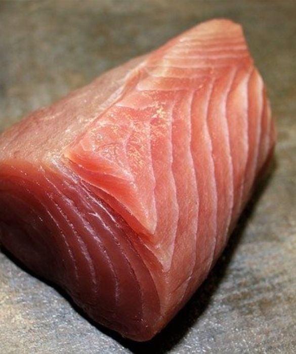 <p>Del tonno non si butta via niente, neanche il lattume, che si ricava dalla sacca del liquido seminale dei tonni maschi. Si tratta dell&rsquo;equivalente al femminile della bottarga, e si usa diffusamente in cucina, non storcete il naso.</p>
