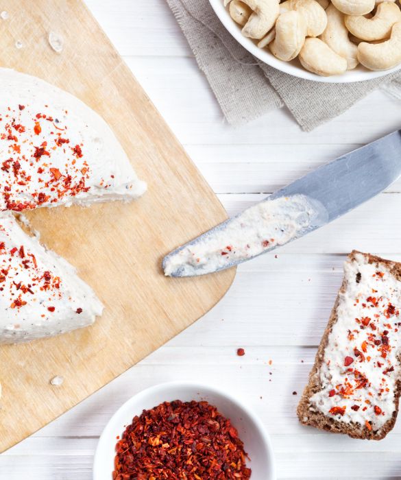 <p>Ci sono alcuni <strong>formaggi a base di anacardi</strong> che stanno spopolando tra i vegani. Rispetto ad altra frutta secca, gli anacardi si prestano particolarmente bene alla causa, in virt&ugrave; del loro consistente contenuto di olii.</p>
