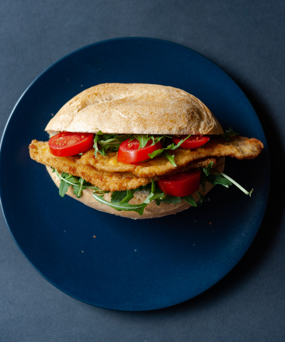 <p>&Egrave; un panino che deve essere pensato la sera prima, perch&eacute; se la fettina panata non &egrave; fredda e della sera prima non &egrave; lo stesso panino, per educazione ho messo anche pomodorini e rucola, ma sono superflui</p>
