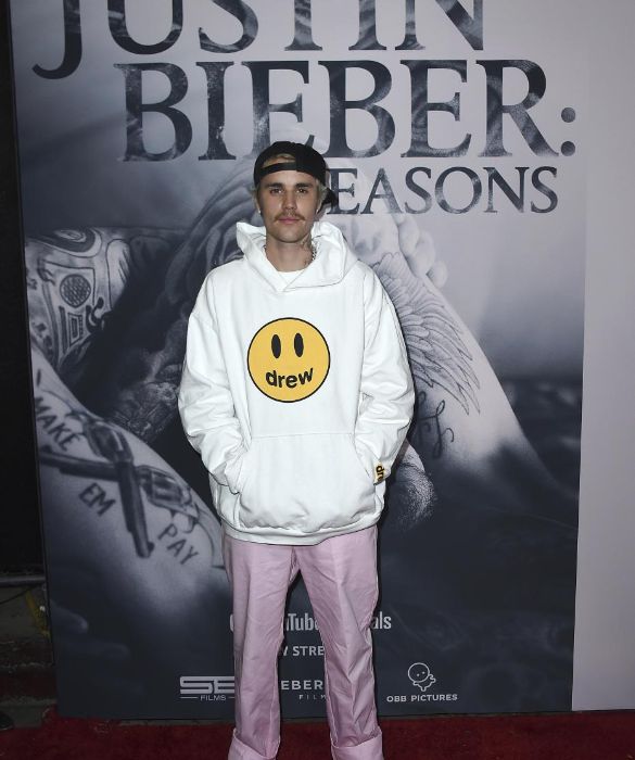 <p>Se al massimo per il vostro compleanno avete affittato uno stanzone, sappiate che <strong>Justin Bieber </strong>per il suo 21esimo ha stappato casse di champagne in <strong>un&rsquo;isola privata che aveva affittato ai Caraibi</strong>, a un tiro di schioppo da Grenada. Tra gli invitati una lunga serie di <strong>modelle</strong>, tra cui Hailey Baldwin che sarebbe poi diventata sua moglie.</p>
<p><br />
&nbsp;</p>
