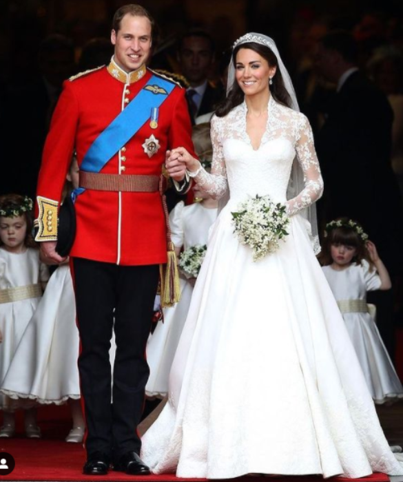 <p>Quello indossato da <strong>Kate Middleton </strong>il 29 aprile del 2011 &egrave;, molto probabilmente, uno degli abiti da sposa pi&ugrave; famosi al mondo. La creazione, che ha un design davvero da favola, &egrave; stata realizzata da Sarah Burton, direttore creativo di Alexander McQueen.</p>
