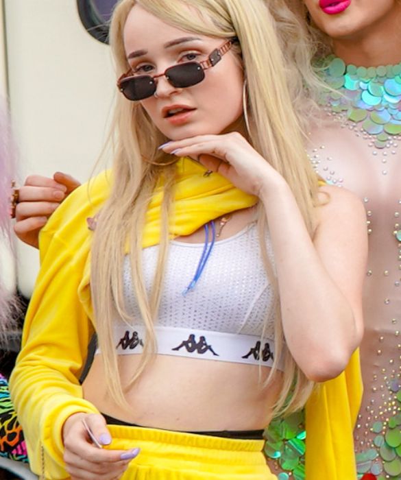 <p>29 anni ad agosto,<strong> Kim Petras</strong> &egrave; diventata famosa in <strong>Germania </strong>per il suo<strong> percorso di transizione precoce</strong>: le sue prime apparizioni mediatiche risalgono infatti al 2006, quando insieme ai genitori ha richiesto l'autorizzazione per un intervento chirurgico di riassegnazione del genere a 16 anni. Oggi &egrave; una <strong>cantautrice </strong>con due album all&rsquo;attivo.</p>
