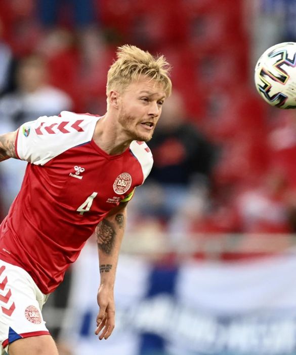 <p>Capitano coraggioso della Danimarca, Simon Kjaer gi&agrave; ci piaceva parecchio prima. Da quando ha salvato la vita al compagno di squadra Christian Eriksen, beh, ancora di pi&ugrave;.</p>
