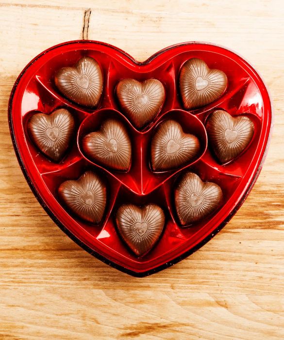 <p>La dolcezza deve essere anche del palato! Un'idea che non passa mai di moda &egrave; quella di regalare del buon cioccolato, rigorosamente a forma di cuore!</p>
