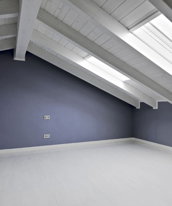 Scegliere un colore ideale per la propria mansarda non è compito facile: essendo un locale completamente a sé stante, si può decidere di optare per tinte forti e decise tenendo presente che però, a livello visivo, la mansarda risulterà più piccola. Se siete alla ricerca di uno spazio ad ampio respiro è meglio scegliere tinte tenui o dai toni pastello.