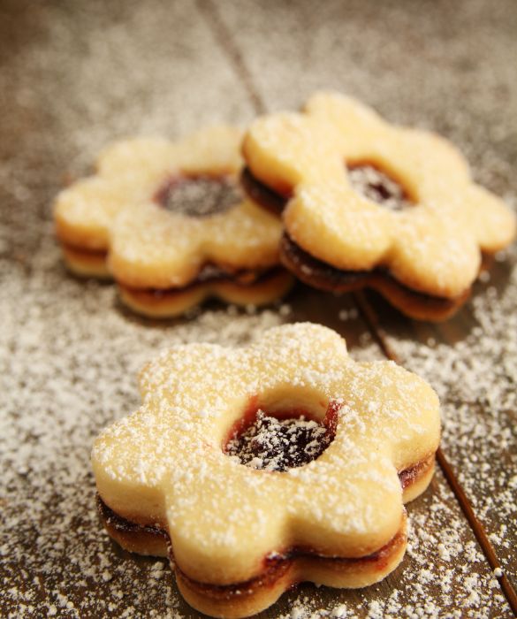 Biscotti e confetture sono un'accoppiata vincente. I frollini al burro diventano deliziosi dessert se farciti con la confettura e spolverizzati con zucchero a velo.
Le confetture più utilizzate in pasticceria sono albicocca, fragole e mirtilli, ma ci si può sbizzarrire anche con gusti meno tradizionali come visciole, melograno o kiwi.