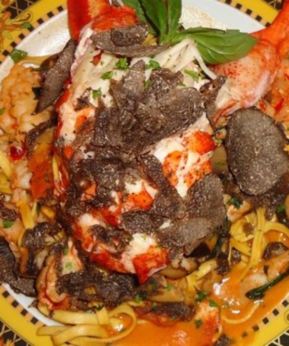 Iniziamo la nostra escursione nel mondo dell’alta cucina e della gastronomia di lusso con un bel piatto di tagliolini. Ci troviamo al ristorante Bice, nella splendida città di New York, ma andiamo a vedere di che pasta è fatto il lusso! Tagliolini rigorosamente fatti dalle abili mani dello chef, serviti con un chilo di astice selvaggio del Maine, mezzo chilo di tartufo bianco d’Alba, un misto di funghi di bosco e altre verdure bio, al modico prezzo di 2013 dollari. Esagerati? I ristoratori non la pensano proprio così. Secondo loro, infatti, il prezzo è giustificato dagli ingredienti rari e freschi di giornata e inoltre la pietanza viene servita su un piatto di porcellana decorato con foglia d’oro e creato appositamente per il ristorante dallo stilista Gianni Versace, in edizione limitata, sette mesi prima di morire. Una volta finito di mangiare? Un colpo di spugna e potete portarlo a casa!
