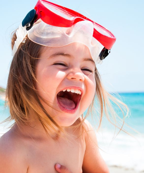 Evitate di esporre eccessivamente i bambini al sole: la fascia oraria adatta ai più piccoli è sicuramente quella pomeridiana, dalle 16:30 in poi, quando il sole è meno pericoloso e i bambini possono godersi mare e spiaggia in tutta tranquillità!