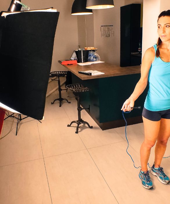 <p>Lo squat pu&ograve; essere anche praticato con l'utilizzo di elastici, pesi o fitball. Nasce, in realt&agrave;, come esercizio di sollevamento pesi nel body building, ma si pratica ormai in tutte le attivit&agrave; aerobiche e di tonificazione anche senza un bilanciere sulle spalle.</p>
